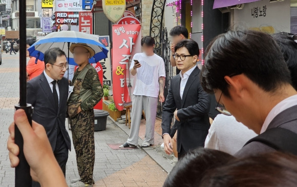 ‘묻지마 흉기난동’ 사건 현장 찾은 한동훈 장관 - 한동훈 법무부 장관이 22일 서울 관악구 신림역 인근 ‘묻지마 흉기난동’ 사건이 일어난 현장을 찾아 사망한 20대 A씨를 추모하고 있다. 2023.7.22. 뉴스1/독자제공