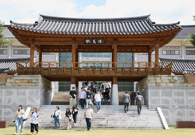 6월 22~23일 이틀간 ‘청렴 선비문화 체험교육’을 위해 한국선비문화연구원을 찾은 통영시청 공무원들. [홍중식 기자]