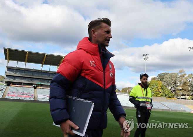 콜롬비아전 대비 훈련 마친 벨 감독 (캠벨타운[호주]=연합뉴스) 김주성 기자 = 콜린 벨 한국 여자 축구대표팀 감독이 콜롬비아전을 사흘 앞둔 22일 오후 호주 시드니 외곽의 캠벨타운 스포츠 스타디움에서 훈련을 마친 뒤 훈련장을 나가고 있다. 2023.7.22 utzza@yna.co.kr