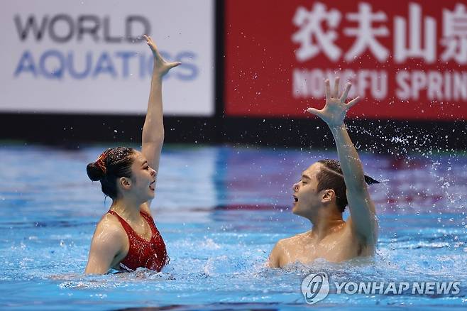 연기 펼치는 변재준-김지혜 (후쿠오카=연합뉴스) 윤동진 기자 = '변재준-김지혜'가 21일 오전 일본 후쿠오카 마린 메세 후쿠오카홀에서 열린 2023 세계수영선수권대회 아티스틱 스위밍·혼성 듀엣 프리 예선에서 연기를 펼치고 있다. 2023.7.21 mon@yna.co.kr