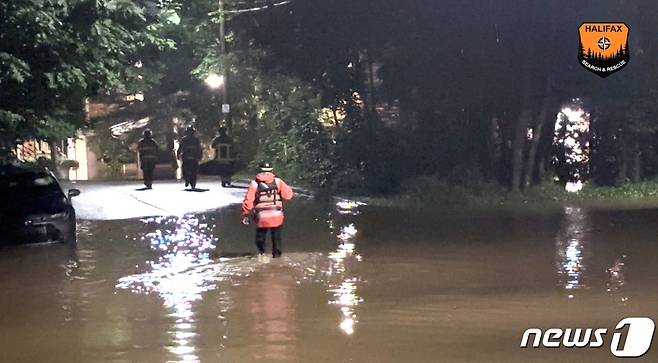 캐나다 동부 노바스코샤주 핼리팩스 베드포드에서 구조 요원들이 구조 작업중이다. 2023.7.21.ⓒ 로이터=뉴스1