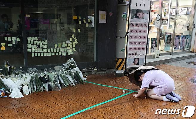 22일 오후 서울 관악구 신림동 '묻지마 흉기 난동' 사건 현장에서 한 어린이가 이번 사건으로 희생 당한 피해자를 추모하며 헌화 뒤 큰절을 하고 있다. 2023.7.22/뉴스1 ⓒ News1 구윤성 기자