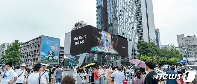 삼성전자가 오는 26일 새로운 갤럭시 제품 공개를 앞두고, 전 세계 주요도시에서 디지털 옥외 광고를 진행한다고 16일 밝혔다. 사진은 중국 청두 타이쿠리의 옥외광고. .(삼성전자 제공) 2023.7.16/뉴스1