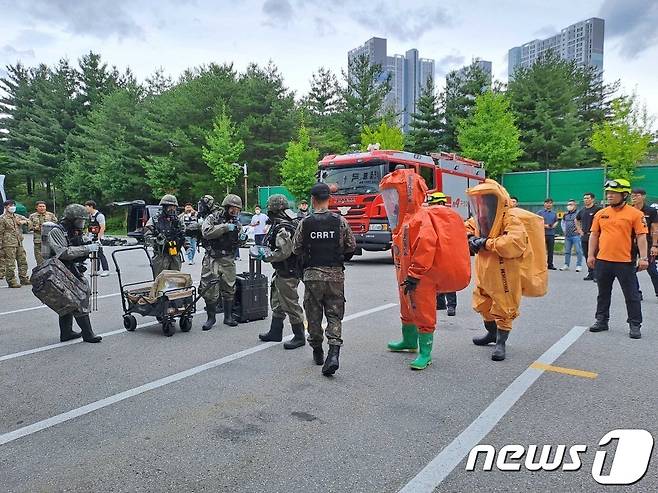 유해물질 국제우편물 의심 신고받고 현장 출동한 관계당국.(강원도소방본부 제공) 2023.7.23/뉴스1