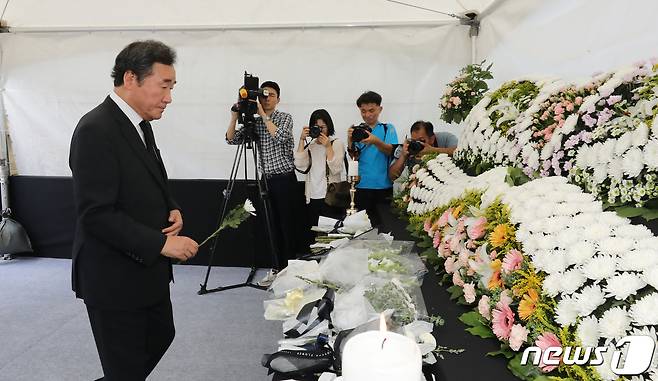 이낙연 더불어민주당 전 대표가 21일 서울 강남구 강남서초교육지원청에 마련된 서이초등학교 교사 분향소를 찾아 조문하고 있다. 2023.7.21/뉴스1 ⓒ News1 박지혜 기자