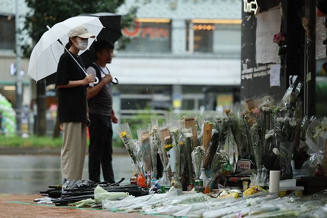 23일 오전 서울 관악구 신림역 인근 상가 골목에 마련된 흉기난동 사건으로 숨진 20대 남성을 추모하는 공간을 찾은 시민들이 고인의 명복을 빌고 있다.  범인 조모 씨는 이날 오후 서울중앙지법에서 구속 전 피의자 심문(영장심사)을 받을 예정이다./연합뉴스