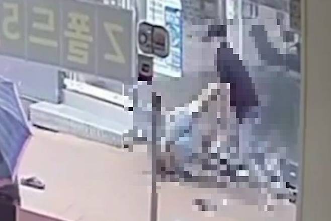 서울 관악구 신림역 인근에서 30대 남성이 행인에게 흉기를 휘두르고 있다. / 온라인 커뮤니티 갈무리