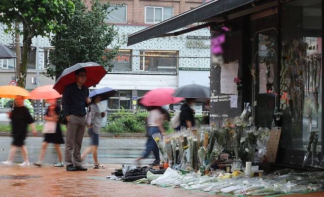 23일 오전 서울 관악구 신림동 무차별 살인 사건 현장을 찾은 시민들이 희생자를 추모하고 있다. 백소아 기자 thanks@hani.co.kr