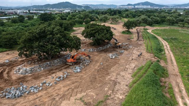 경북 고령군 다산파크골프장 조성 공사장. 숲을 갈아엎은 자리에 굴착기들이 조경 작업을 하고 있다. 현장에서는 삵과 고라니, 오소리 등 야생동물의 활동 흔적이 발견됐다.