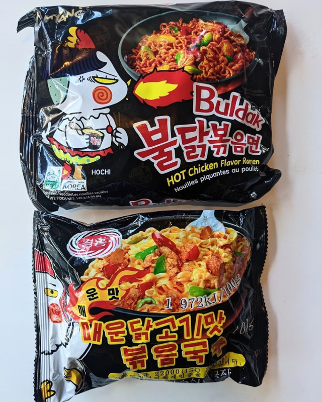 국산 제품인 '불닭볶음면'과 북한의 짝퉁 제품인 '매운 닭고기맛 볶음국수'의 포장 디자인이 거의 비슷하다. 트위터 캡처
