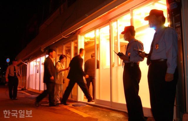 2004년 9월 23일 새벽 경찰이 서울 동대문구 청량리 성매매집결지를 특별단속하고 있다. 한국일보 자료사진