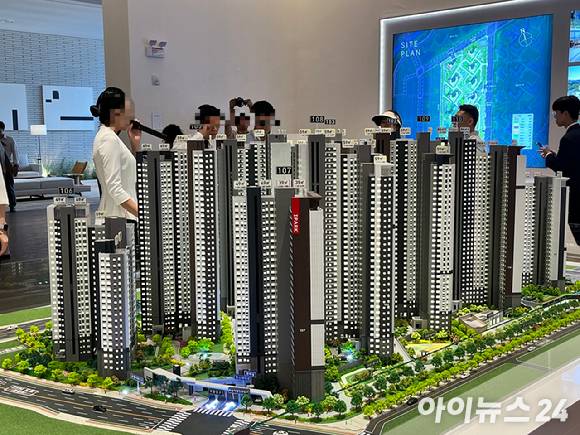 21일 방문한 '광명센트럴아이파크' 견본주택에서 사람들이 단지 모형도를 보고 있다. [사진=안다솜 기자]