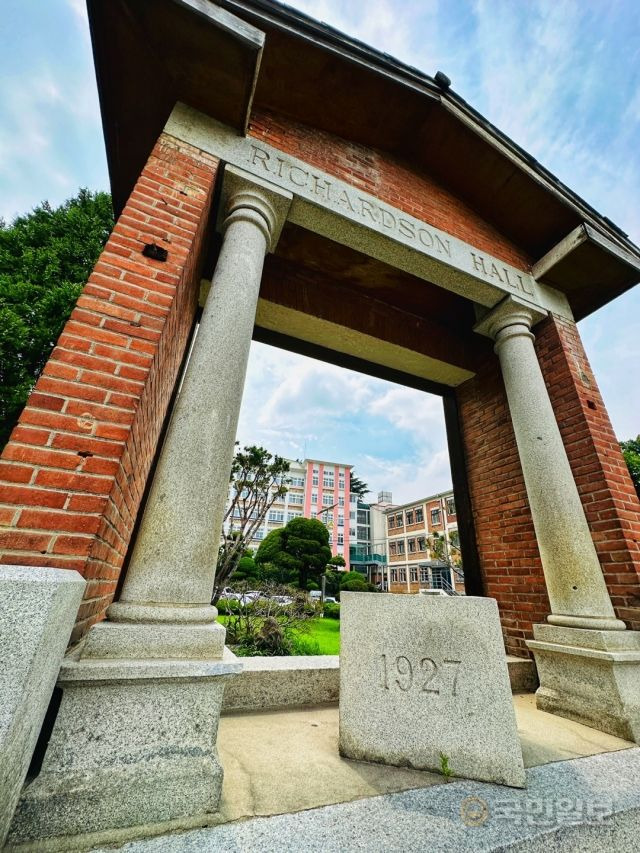 전주 신흥고 본관 앞에 세워진 포치(porch). 본관 착공 연도인 1927년을 새긴 비석이 눈길을 끈다.