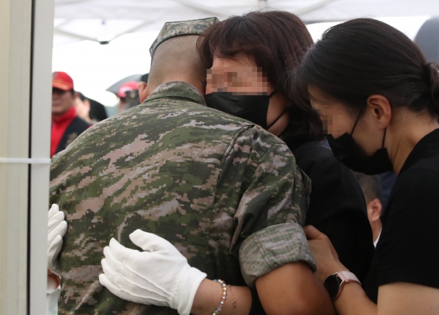 고(故) 채수근 상병의 어머니가 22일 채 상병의 안장식이 진행된 국립대전현충원에서 아들의 동료를 안아주고 있다. 채 상병은 지난 19일 경북 예천 내성천에서 폭우피해 실종자 수색 중 급류에 휩쓸려 순직했다. 연합뉴스