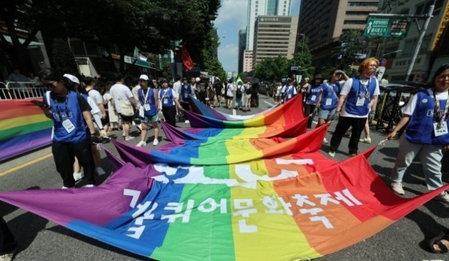 1일 서울 을지로 일대에서 열린 '제24회 서울퀴어문화축제'에서 주최측 스태프들이 무지개 현수막을 펼쳐 들고 있다. 연합뉴스