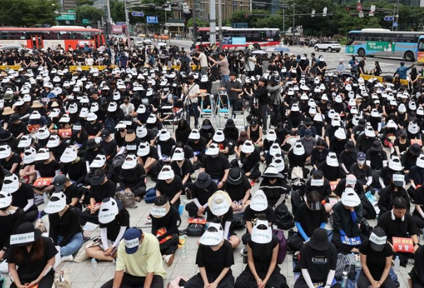 서울 서초구의 한 초등학교에서 발생한 교사 사망 사건과 관련해 어제(22일) 오후 서울 종로구 보신각 인근에서 추모식이 열렸다. / 사진=연합뉴스