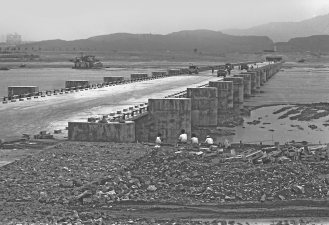 1976년 7월 개통을 앞둔 잠수교. [서울역사아카이브]