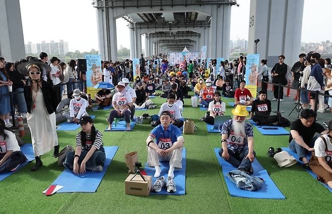 지난 5월 서울 잠수교에서 ‘2023 한강 멍때리기 대회’가 열리고 있다. [연합뉴스]