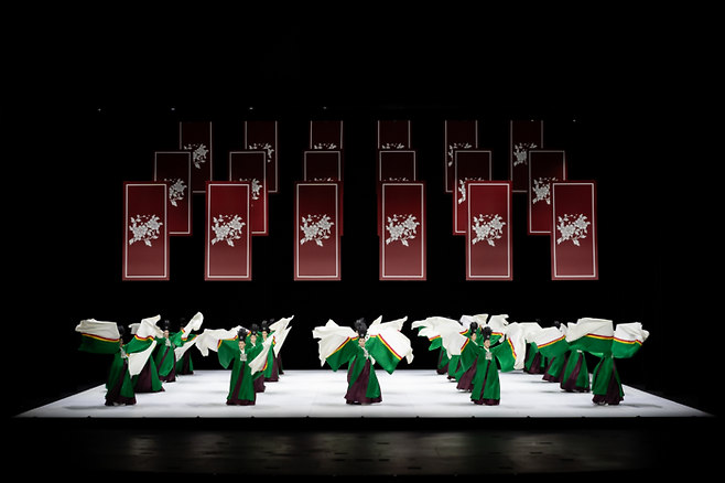 20일(현지시간) 미국 뉴욕 링컨센터 데이비드 코크 시어터에서 열린 서울시무용단 ‘일무’ 공연에서 무용수들이 버드나무 가지에서 지저귀는 꾀꼬리의 모습을 보고 만들었다고 전해지는 ‘춘앵무’를 선보이고 있다. 세종문화회관