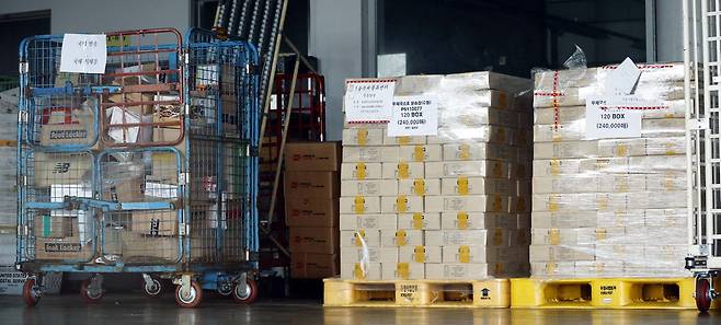 23일 인천 중구 국제우편물류센터에 우편물이 쌓여 있다. 관세청은 의심스러운 국제우편물 반입을 원천 차단하기 위해 지난 21일부터 국제우편물과 특송 물품에 대해 '긴급 통관 강화' 조치를 시행하고 있다.  김호영 기자