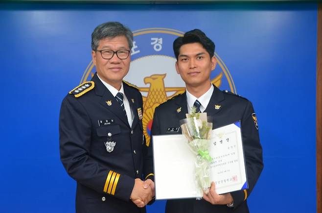 2019년 경기 군포경찰서. 당시 신임 순경이었던 현 군포지구대 소속 송상민 경장(28·우)와 정재남 당시 군포경찰서장(좌)./사진=송상민 경장 제공