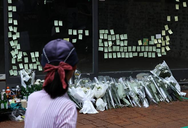 22일 오후 서울 관악구 신림동 '묻지마 흉기 난동' 사건 현장에 추모객들이 적어놓은 추모메시지와 조화가 놓여 있다./사진=뉴스1