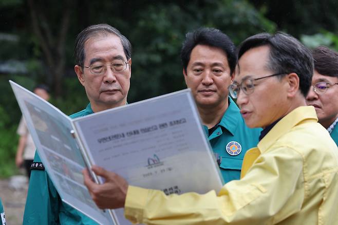 한덕수(왼쪽 첫번째) 국무총리가 23일 오후 산사태 우려 신고가 접수된 서울 서초구 관문사 인근 산책로를 방문해 대응 상황을 점검하고 있다. [연합]