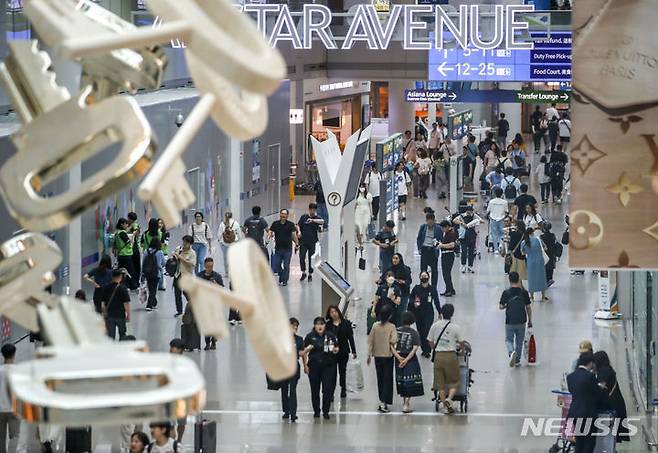 [인천공항=뉴시스] 정병혁 기자 = 2일 오전 인천국제공항 제1여객터미널 면세점 구역이 여행객들로 붐비고 있다. 인천국제공항 출국장 면세점 사업자가 7월 교체된다. 1일부로 롯데면세점이 22년 만에 인천공항에서 빠지고 신라면세점은 DF1·3구역, 신세계면세점은 DF2·4구역, 현대백화점 면세점은 DF5구역에서 각각 영업을 시작했다. 2023.07.02. jhope@newsis.com