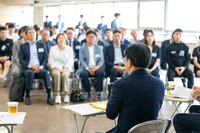 ▲맞손토크에서 토론을 하고 있는 김동연 경기도지사.(자료사진) ⓒ경기도