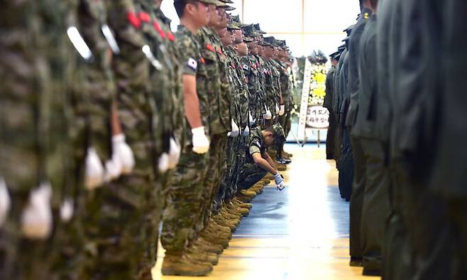 지난 22일 경북 포항시 남구 해병대 1사단 내 김대식 관에서 엄수된 고 채수근 상병 영결식에서 한 해병대원이 주저앉아 있다. 채 상병은 집중호우 피해지역인 경북 예천군에서 실종자 수색 중 급류에 휩쓸려 순직했다. 뉴시스