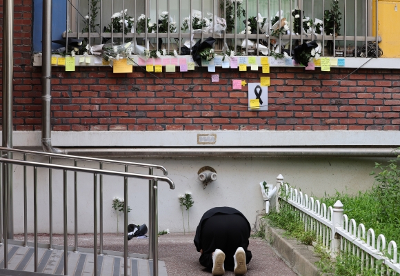 21일 서울 서초구 서이초등학교에서 추모객이 교사 A씨를 추모하며 오열하고 있다.  연합뉴스