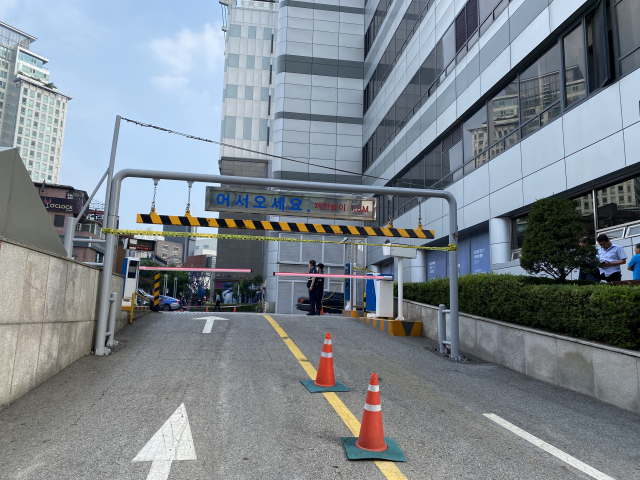지난 21일 오후 서울 관악구 신림역 4번 출구 인근 상가 주차장에 폴리스라인이 설치되어 있다. 이날 30대 남성이 흉기를 휘둘러 1명이 숨지고 3명이 다쳐 병원으로 이송됐다. 김남명 기자