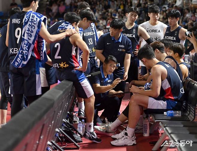 23일 서울 잠실학생체육관에서 열린 한국 남자농구 대표팀과 일본 대표팀 평가전에서 한국 추일승 감독이 작전 지시를 하고 있다. 잠실 | 김종원 기자 won@donga.com