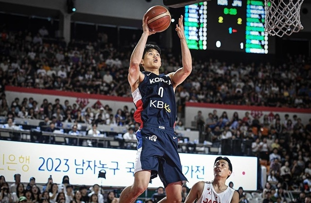 23일 잠실학생체육관에서 열린 한국와 일본의 평가전. 한국 대표팀 하윤기가 골밑슛을 시도하고 있다. /사진=대한민국농구협회 제공