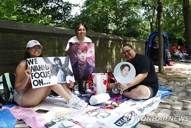 뉴욕 센트럴파크 앞에서 노숙하며 BTS 정국 기다리는 팬들 [UPI 연합뉴스 자료사진]