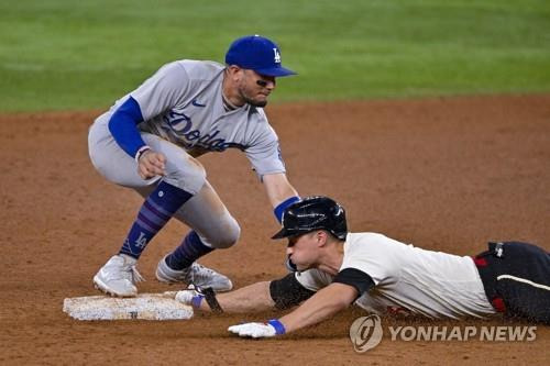 2루에 슬라이딩하다 엄지손가락을 접질린 코리 시거 [USA투데이스포츠=연합뉴스]