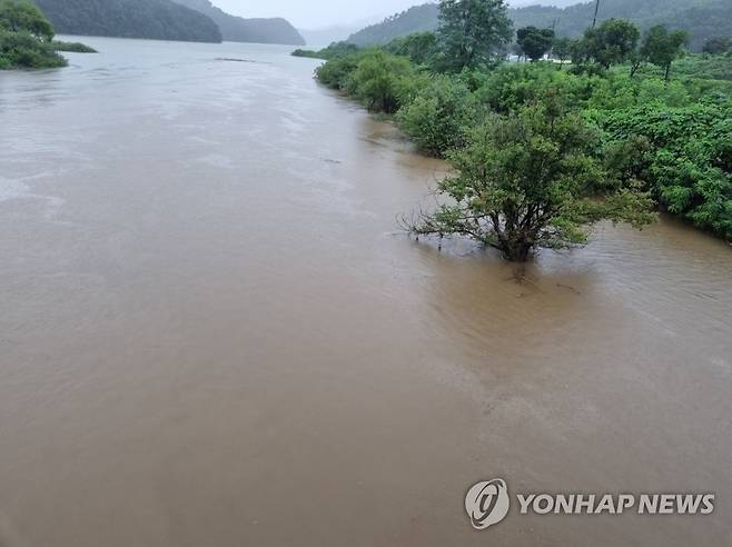 만수위 육박한 보령 황룡천 저수지 (보령=연합뉴스) 호우경보가 내려진 23일 충남 보령시 죽성로 황룡천 저수지가 불어난 물로 만수위에 육박한 상태다. 2023.7.23 [독자 제공. 재판매 및 DB 금지] yej@yna.co.kr