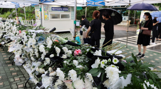 지난 23일 서울 서초구 서이초등학교에 마련된 교사 A씨의 추모공간에 추모객들의 발길이 이어지고 있다. (사진=이데일리 방인권 기자)