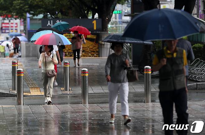 장맛비가 내리는 24일 오전 부산시청 일대에서 우산을 쓴 시민들이 발걸음을 옮기고 있다. 2023.7.24/뉴스1 ⓒ News1 윤일지 기자