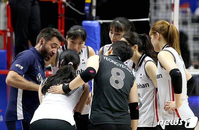 1일 경기도 수원시 서수원칠보체육관에서 열린 '2023 국제배구연맹(FIVB) 발리볼내셔널리그(VNL)' 3주차 3차전 대한민국과 중국과의 경기에서 세자르 에르난데스 감독이 작전을 지시하고 있다.(대한배구협회 제공) 2023.7.1/뉴스1 ⓒ News1 민경석 기자