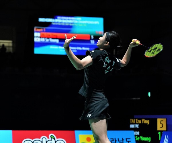 3일 전남 여수 진남체육관에서 열린 '세계배드민턴연맹(BWF) 코리아오픈 배드민턴 선수권대회' 여자 단식 결승전에서 세계랭킹 4위의 타이쯔잉(대만)을 2대0(21-0 21-15)으로 꺾고 우승한 안세영. 사진┃요넥스