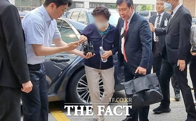 윤석열 대통령의 장모 최은순(76)씨가 의정부교도소가 아닌 서울 문정동 서울동부구치소에 수감된 것으로 24일 확인됐다. 사진은 지난 21일 항소심에 출석하는 최씨의 모습. /뉴시스