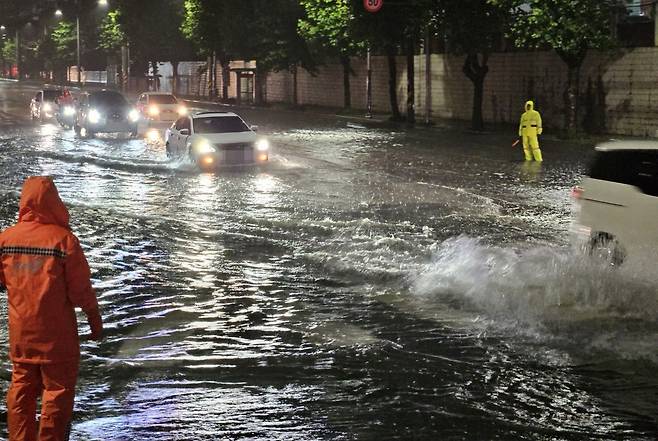 부산 사하구 사하경찰서 앞에서 물에 잠긴 도로 위를 차들이 오가고 있다. /연합뉴스