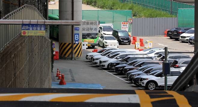 지난달 25일 서울 강남구 탄천공영주차장에 자동차들이 주차돼 있다. /뉴스1