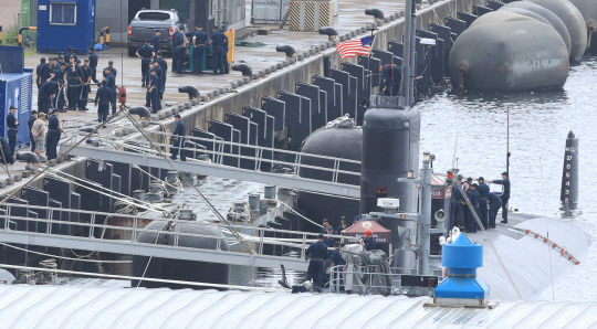 미 해군 핵추진 잠수함 아나폴리스함(SSN-760)이 24일 오전 제주 해군기지에 입항해 승조원들이 군수 적재를 하고 있다.  연합뉴스