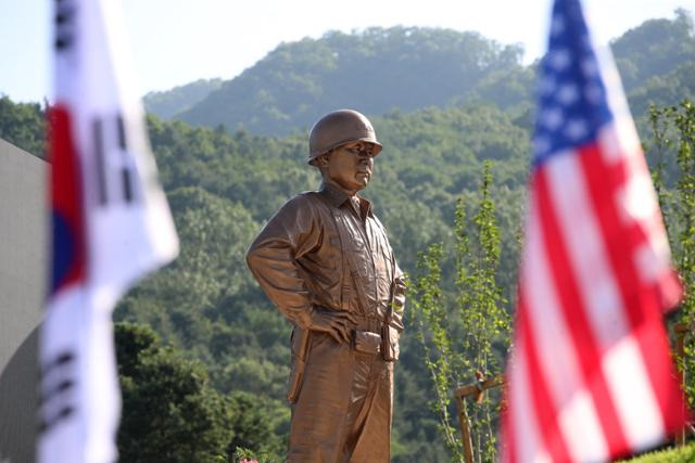 6·25전쟁 정전 70주년과 백선엽 장군 3주기를 맞아 5일 경북 칠곡군 다부동 전적기념관에서 백 장군 동상이 공개됐다. 뉴스1