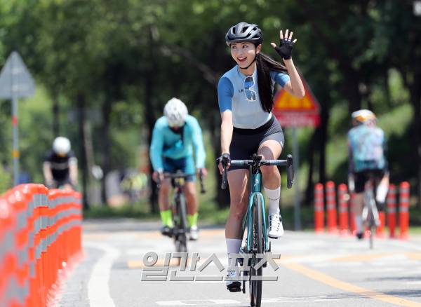 싸이클 인플루언서 박혜훈 씨가 서울 양화 한강공원에서 진행한 일간스포츠와의 인터뷰에서 포즈를 취하고 있다. 김민규 기자 mgkim1@edaily.co.kr