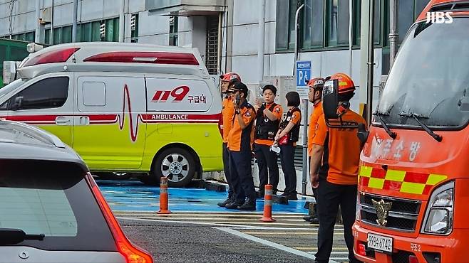 오늘(24일) 제주우편집중국에 정체불명 우편물이 있다는 신고가 접수돼 소방당국이 출동한 모습 (사진, 강명철 기자)