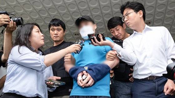 (서울=뉴스1) 이재명 기자 = ‘신림동 칼부림’ 피의자 조모씨가 23일 구속 전 피의자 심문(영장실질심사)에 출석하기 위해 서울 관악경찰서에서 호송차로 향하고 있다. 조씨는 지난 21일 오후 2시7분쯤 서울 관악구 신림동 인근 상가 골목에서 흉기를 휘둘러 20대 남성 1명을 살해하고 30대 남성 3명을 다치게 한 혐의를 받는다. 2023.7.23/뉴스1