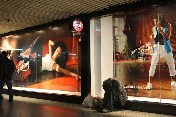 중국의 청년실업률이 높아지고 있다. 상하이 한 전철역의 광고판과 노숙자. [중앙포토]